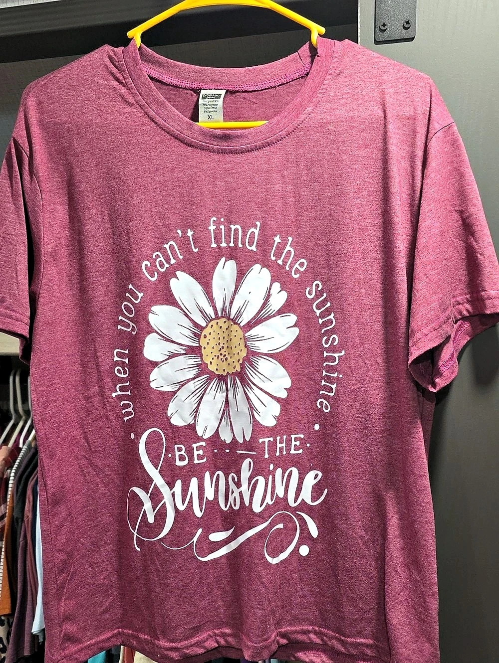 Gildan Graphic Daisy Tee in Pink Size XL Like New